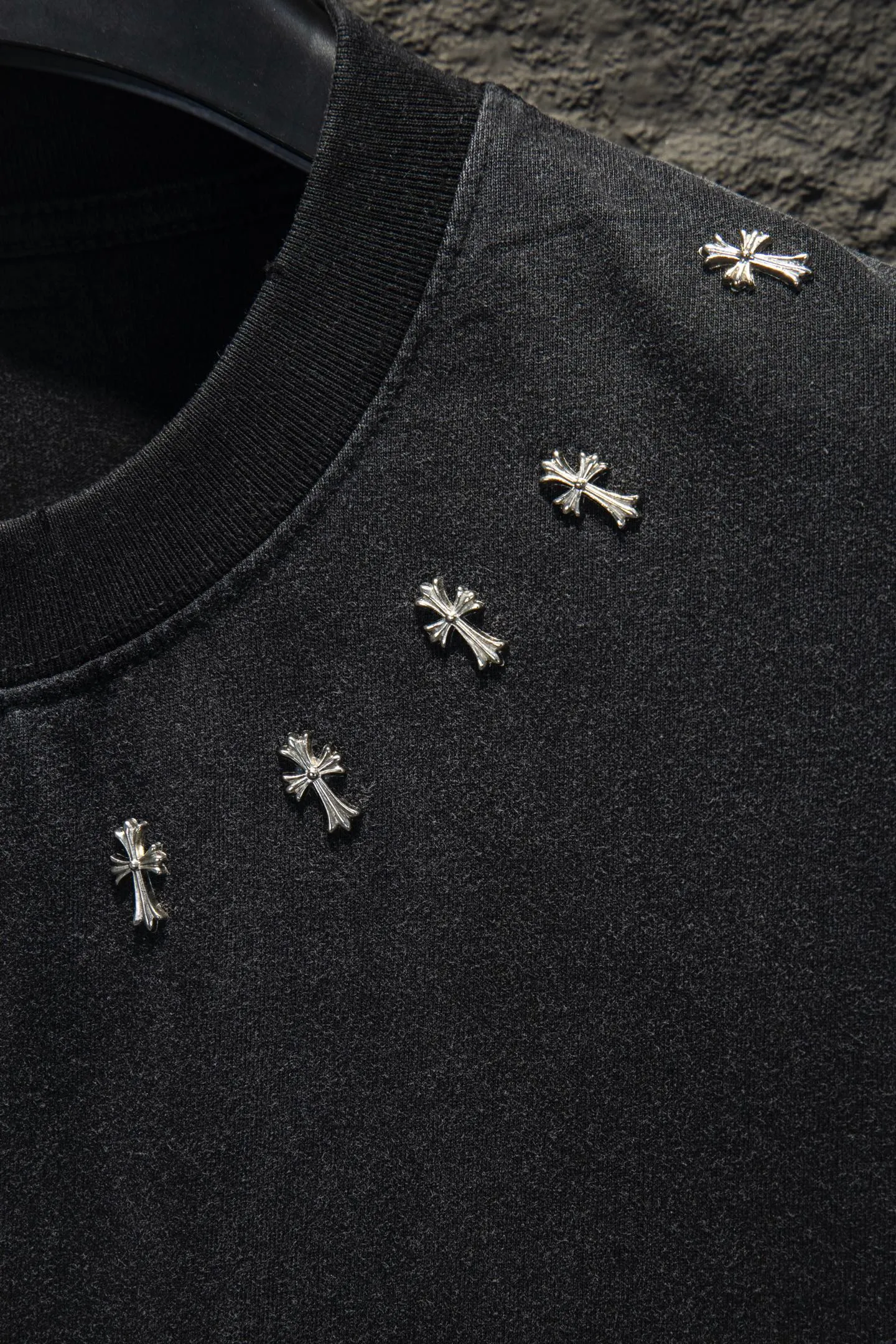 P190 🆕Chrome Hearts os version is really charming and Chrome Hearts is really a must-have. Each season's new version is made to the extreme. It is very practical and can be worn casually. Nice✔️ - ⚠️100% cotton. Made of 32-count double yarn, 260-gram weight fabric and imported knitted carded cotton. The thickness is moderate, drapey and contoured, and the upper body is comfortable! ! It is very tolerant to fat body types and can instantly lose five pounds after wearing it!  Front panel #Back panel Neckline Bronzing elements# Imported hardware heavy craftsmanship and imported accessories. The body is washed, fried, frayed and added with handmade elements, which greatly increases the interest of the clothing; unique visual effects. The special fraying effect creates a unique distressed effect. The addition of handmade elements to the body greatly increases the interest of the clothing; it has a unique visual effect. After special fraying effect treatment, a unique distressed effect is formed. An irregular hem is added to the version. This year, Crow Heart is focusing on the version. In the past two years, the oversize version has become the focus of the trend. It has also been a popular staple in the past two years. The change of designers has made this brand an instant hit. The progressive fashion of the times also needs the blood impact of fresh elements and trendy designs in order to continue its glory! It’s stylish both inside and outside, a must-have for high street travel! An absolute "eye-catching style" that can match couples 💏 Color: washed black and white Size: S M L XL